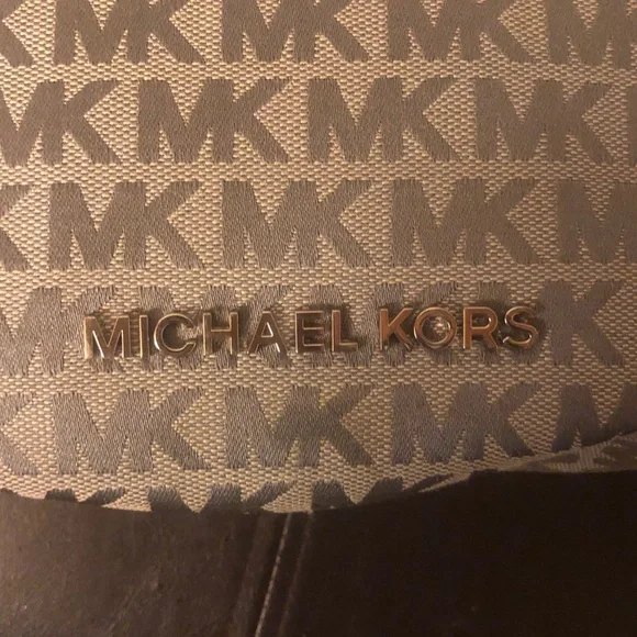 Michael Kors Gray Shoulder Bag with Classic Design - Picture 3 of 14